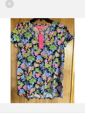 Lilly Pulitzer Disnet Navy Floral V-Neck Short Sleeve Tee with Pink Tag